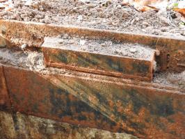 Ligne Maginot - D4 - (Chambre de coupure - Avec central) - Le boitier de raccordement pour lignes de campagne enchâssé dans le montant de la trappe d'accès