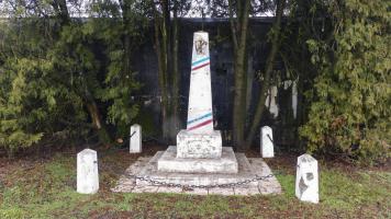 Ligne Maginot - MB51 - (Blockhaus lourd type STG / STG-FCR - Simple) - Notez la différence avec la photo précédentes  du monument aux morts 