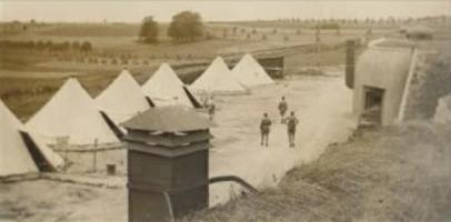 Ligne Maginot - LEMBACH - Tête d'antenne - Bivouac du 153e RIF devant l'abri de Petit-Réderching.