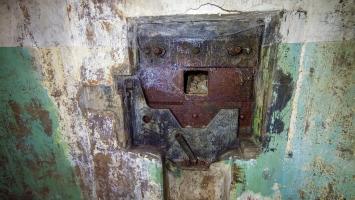 Ligne Maginot - PETIT REDERCHING - (Abri) - Détail du créneau FM 24/29 protégeant l'entrée et le coffre central