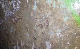 Ligne Maginot - PETIT REDERCHING - (Abri) - Impacts sur un mur à l'entrée de la cage d'escalier du coffre est