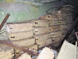 Ligne Maginot - PETIT REDERCHING - (Abri) - Dalles d'éclatement stockées sous la cage d'escalier du coffre central