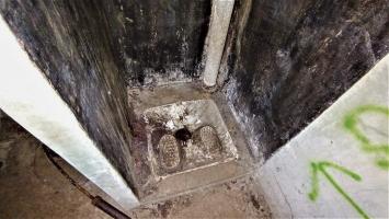 Ligne Maginot - PETIT REDERCHING - (Abri) - Latrine pour officiers. On devine l'agitateur de la fosse en bas à gauche de la photo.