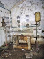 Ligne Maginot - PETIT REDERCHING - (Abri) - Local des vivres - support de la presse hydraulique de la pompe immergée Mengin et son réservoir