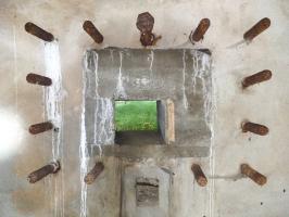 Ligne Maginot - SELTZBACH 6 - (Blockhaus pour arme infanterie) - Créneau mitrailleuse - détail de la 'réduction'