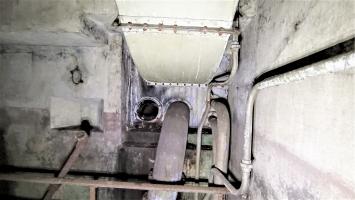Ligne Maginot - PETIT REDERCHING - (Abri) - Tuyaux d'évacuation des gaz d'échappements de l'usine et, en haut, conduit aéraulique de la prise d'air du coffre central