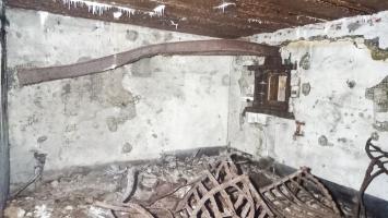 Ligne Maginot - HOCHWALD C9 - (Casemate d'infanterie) - Intérieur de la chambre de tir, avec le bi-rail pour la translation du canon de 47 mm antichar dans le créneau pour Jumelage de Mitrailleuse MAC 31 encore présent malgré les dégâts subis par le souffle et l'explosion.