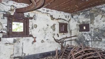 Ligne Maginot - HOCHWALD C9 - (Casemate d'infanterie) - Intérieur de la chambre de tir, en bas à droite, les restes d'un casier à obus de 47