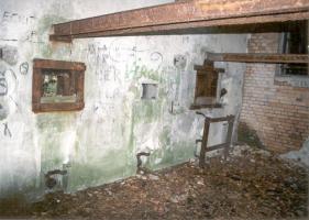 Ligne Maginot - SOUFFLENHEIM (Stand de tir) - Chambre de tir avec trémie n°1 pour JM et canon de 37, créneau de cloche GFM pour FM et mortier de 50, trémie n°4 pour JM et canon de 47