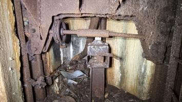 Ligne Maginot - HOCHWALD C9 - (Casemate d'infanterie) - Etage supérieur
Mécanisme d'élévation du plancher mobile de la cloche jumelage de mitrailleuses MAC 31