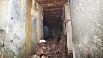 Ligne Maginot - HOCHWALD C9 - (Casemate d'infanterie) - Couloir séparant les deux cloches encombré par les débris de la cloche GFM
