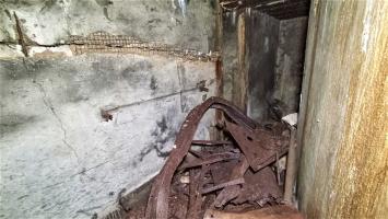 Ligne Maginot - HOCHWALD C9 - (Casemate d'infanterie) - Couloir séparant les deux cloches encombré
par les débris de la cloche GFM
