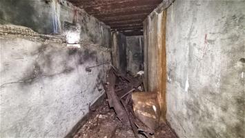 Ligne Maginot - HOCHWALD C9 - (Casemate d'infanterie) - Couloir séparant les deux cloches encombré par les débris de la cloche GFM