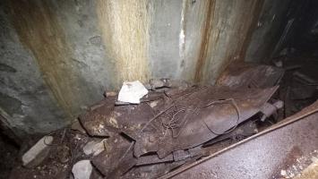 Ligne Maginot - HOCHWALD C9 - (Casemate d'infanterie) - Couloir séparant les deux cloches encombré par les débris de la cloche GFM