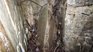 Ligne Maginot - HOCHWALD C9 - (Casemate d'infanterie) - Débris de mur dans le puits de la cloche GFM