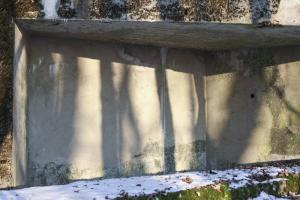 Ligne Maginot - CRUSNES OUEST - C24 - (Casemate d'infanterie - Simple) - Façade arrière de la casemate. Les créneaux ont été murés après la revente aux enchères de la casemate