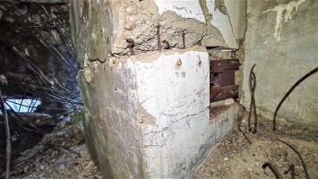 Ligne Maginot - HOCHWALD C6 - (Casemate d'infanterie - double) - Caponnière de protection de l'entrée avec son créneau Fusil Mitrailleur Type A