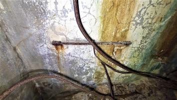 Ligne Maginot - HOCHWALD C6 - (Casemate d'infanterie - double) - Charnière pivotante d'une petite tablette rabattable dans la caponnière de protection de l'entrée