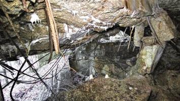 Ligne Maginot - HOCHWALD C6 - (Casemate d'infanterie - double) - Reste de la façade de la chambre de tir haute.  Dans le fossé diamant ou s'est effondrée la façade, on devine un créneau FM type A de la dite façade.