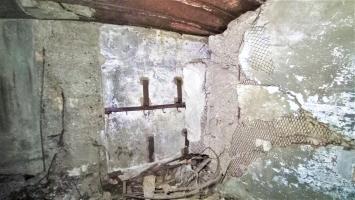 Ligne Maginot - HOCHWALD C6 - (Casemate d'infanterie - double) - Détail du mur du fond de la chambre de repos pour 8 hommes. On voit bien ,à gauche, la position initiale de la cloison séparant les deux chambres