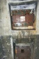 Ligne Maginot - SOUFFLENHEIM (II / 23° RIF) - (Abri) - Créneaux pour FM 24/29
Comme dans toutes les constructions 'premiers fronts', celui du dessus est destiné à la défense rapprochée de l'abri, celui du dessous à la défense du fossé.