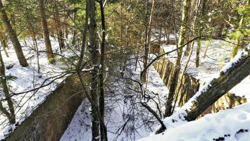Ligne Maginot - HOCHWALD C3 - (Casemate d'infanterie - double) - Le fossé vue depuis la casemate