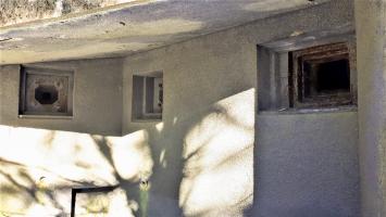 Ligne Maginot - HOCHWALD C3 - (Casemate d'infanterie - double) - Créneaux de la chambre de tir haute modifiés après guerre. Un créneau JM a été remplacé par un créneau FM, tandis que le créneau JM conservé était prévu pour un canon antichar de 37 (présence d'un bi-rail)