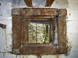 Ligne Maginot - HOCHWALD C3 - (Casemate d'infanterie - double) - Chambre de tir haute, le créneau JM conservé équipé d'un bi-rail après guerre