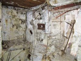 Ligne Maginot - HOCHWALD C1 - (Casemate d'infanterie) - Créneau FM de défense extérieur de l'entrée et goulotte à grenades