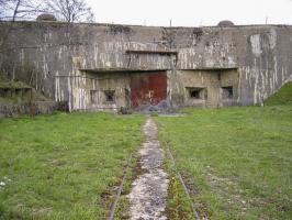 Ligne Maginot - LATIREMONT - A3 - (Ouvrage d'artillerie) - Entrée munitions
La voie de 60 mène tout droit à l'EM de l'ouvrage, dominée par deux cloches GFM