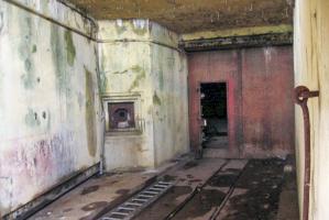 Ligne Maginot - LATIREMONT - A3 - (Ouvrage d'artillerie) - Entrée munitions
Porte blindée et créneau FM de défense rapprochée