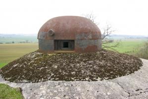 Ligne Maginot - LATIREMONT - A3 - (Ouvrage d'artillerie) - Entrée des hommes
Cette cloche GFM a trois créneaux dans une configuration unique sur la Ligne Maginot 
