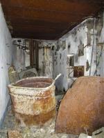 Ligne Maginot - DRACHENBRONN SUD EST - (Casemate d'infanterie) - Local attenant à la chambre de tir abritant les filtres et ventilateur, les créneaux FM de défense rapprochée de la façade et du fossé, la cloche GFM, le central téléphonique et l'accès à l'étage inférieur