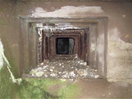 Ligne Maginot - DRACHENBRONN SUD EST - (Casemate d'infanterie) - Détail du créneau JM et canon de 37. Noter le dégagement à droite pour la lunette du canon, afin d'accroître le champ de tir horizontale