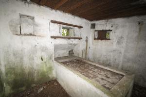 Ligne Maginot - RAMELSHAUSEN 4 (Blockhaus pour arme infanterie) - Vue intérieure
Créneau mitrailleuse au centre et créneau de flanquement à droite