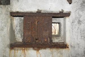 Ligne Maginot - RAMELSHAUSEN 4 (Blockhaus pour arme infanterie) - Vue intérieure
Le créneau de flanquement avec son volet particulier.