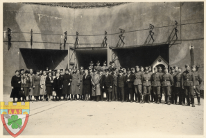 Ligne Maginot - SIMSERHOF - (Ouvrage d'artillerie) - Personnels civils et militaires devant l'entrée munition.