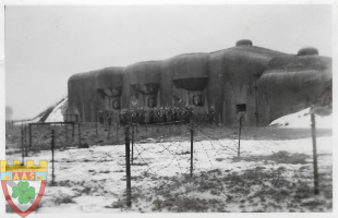 Ligne Maginot - SIMSERHOF - (Ouvrage d'artillerie) - Plan large de soldats allemands devant le bloc 6. On peut voir en premier plan le réseau de protection extérieur.