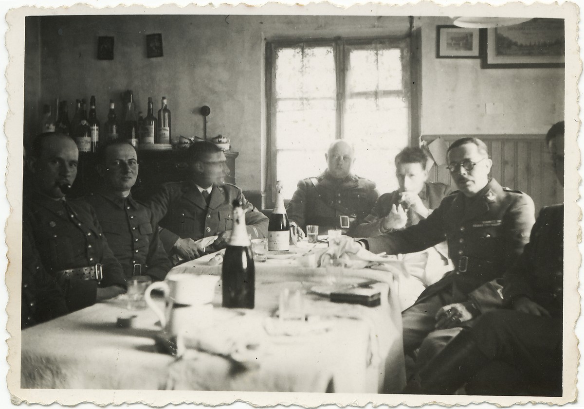 Ligne Maginot - 79° RIF - Popote de l'Eckenmuhl - Noël 39 - Officiers de la 3° CEF ou du 1° Bon du 79° RIF à la popote de l'Eckenmühl, à l'angle du bois de Hoffen. 
Noel 1939