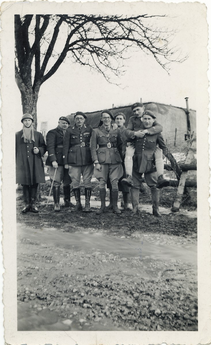 Ligne Maginot - 79° RIF - 3° CEF - Avec les lunettes la moustache, le capitaine Melottée commandant la 3° CEF et des officiers de la compagnie