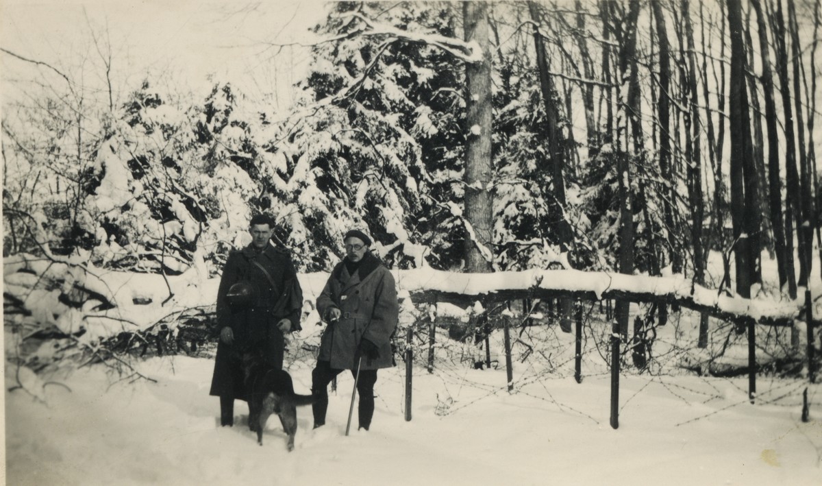 Ligne Maginot - 79° RIF - 3° CEF - Le capitaine Melottée commandant la 3° CEF devant un réseau bas. 
Hiver 40