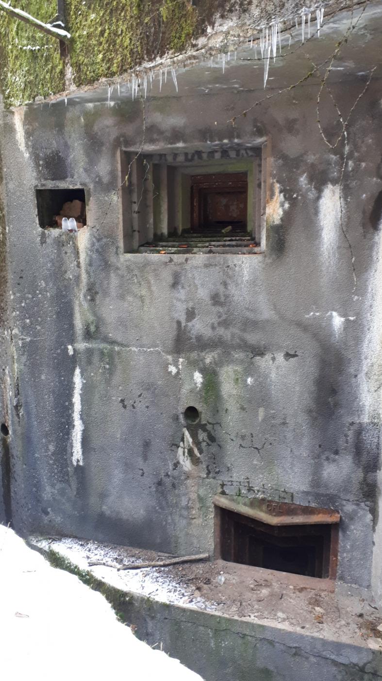 Ligne Maginot - HOCHWALD - (Ouvrage d'artillerie) - Bloc 16
Coffre de gauche, créneaux pour Jumelage de mitrailleuses et projecteur, en bas créneau pour mortier de 50