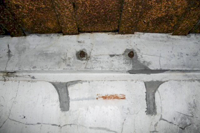 Ligne Maginot - GUCKENBERG 9 - (Observatoire d'artillerie) - Chemin de câble et fixation du boitier de protection pour les lignes de campagne destinées au raccordement des postes téléphoniques des observateurs.