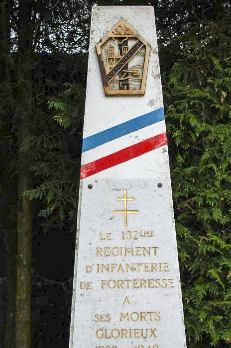 Ligne Maginot - MB51 - (Blockhaus lourd type STG / STG-FCR - Simple) - Monument du 132° RIF
Gros plan sur l'inscription du monument et insigne de l'unité.