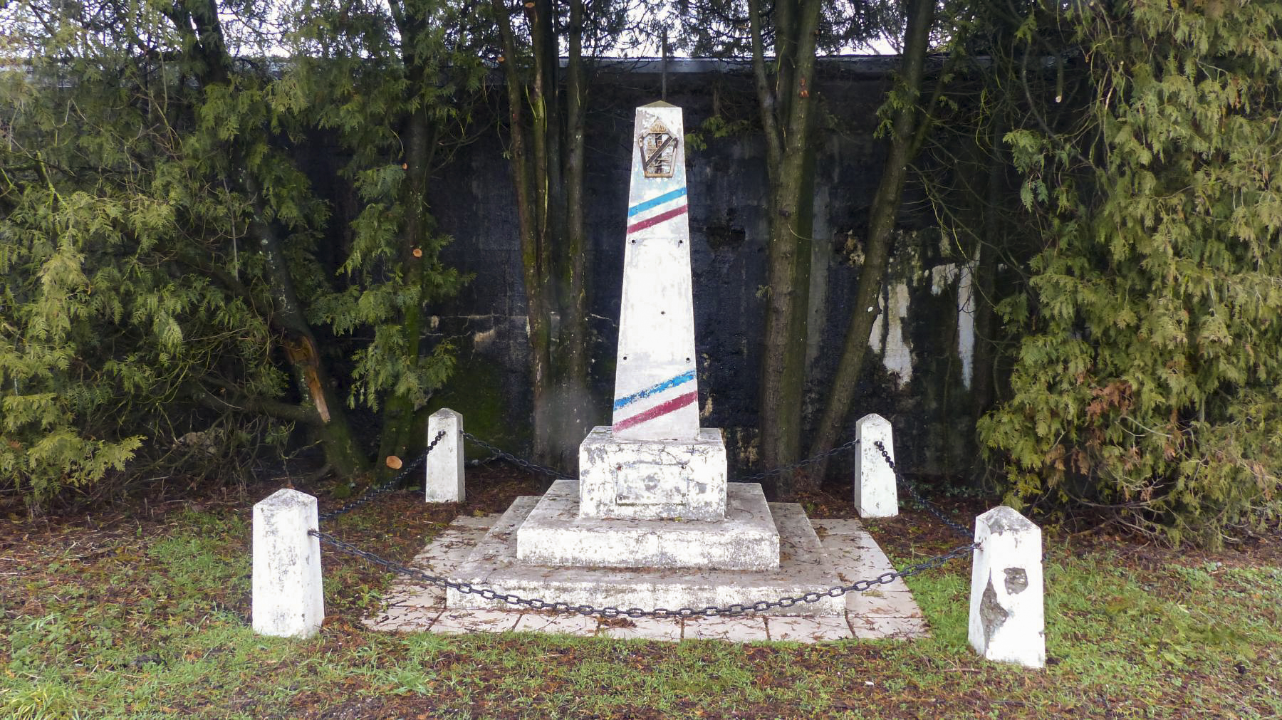 Ligne Maginot - MB51 - (Blockhaus lourd type STG / STG-FCR - Simple) - Notez la différence avec la photo précédentes  du monument aux morts 