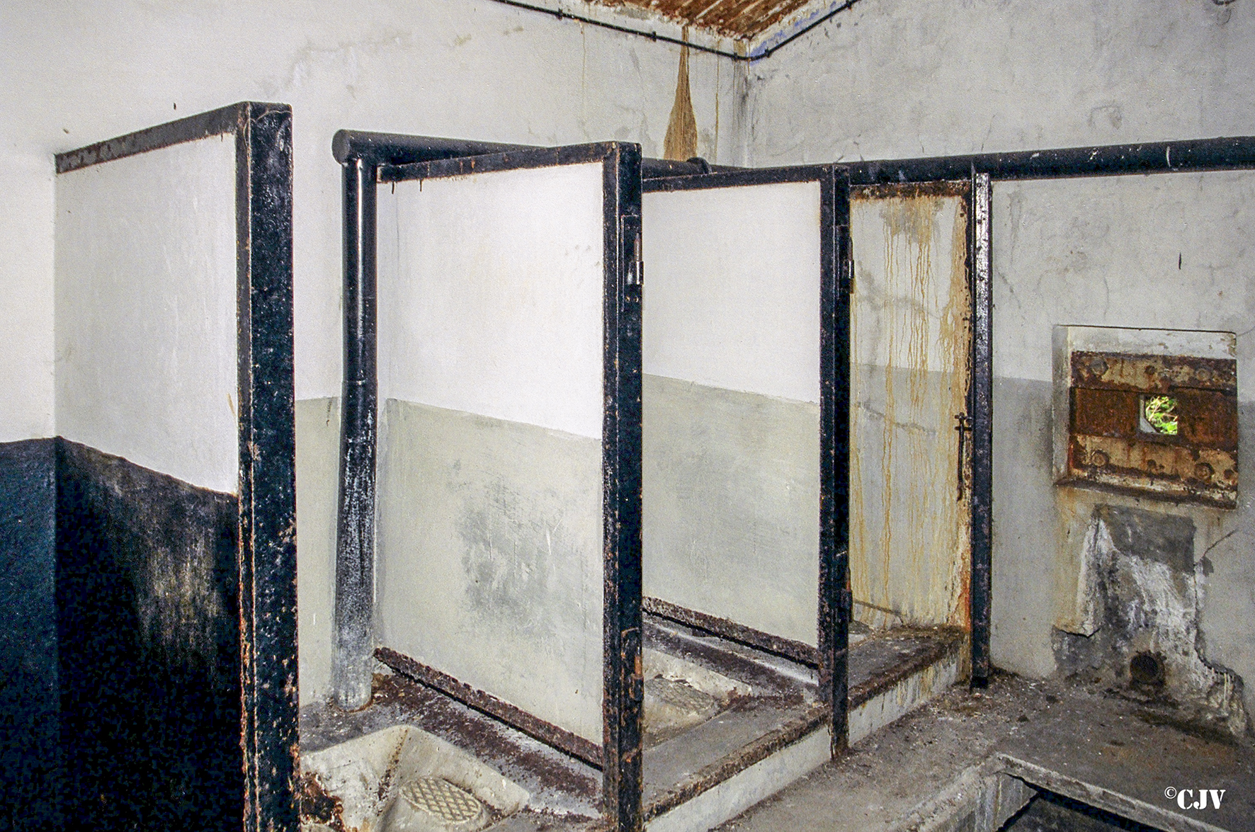 Ligne Maginot - SAUER (Abri) - Latrines et créneau FM de façade