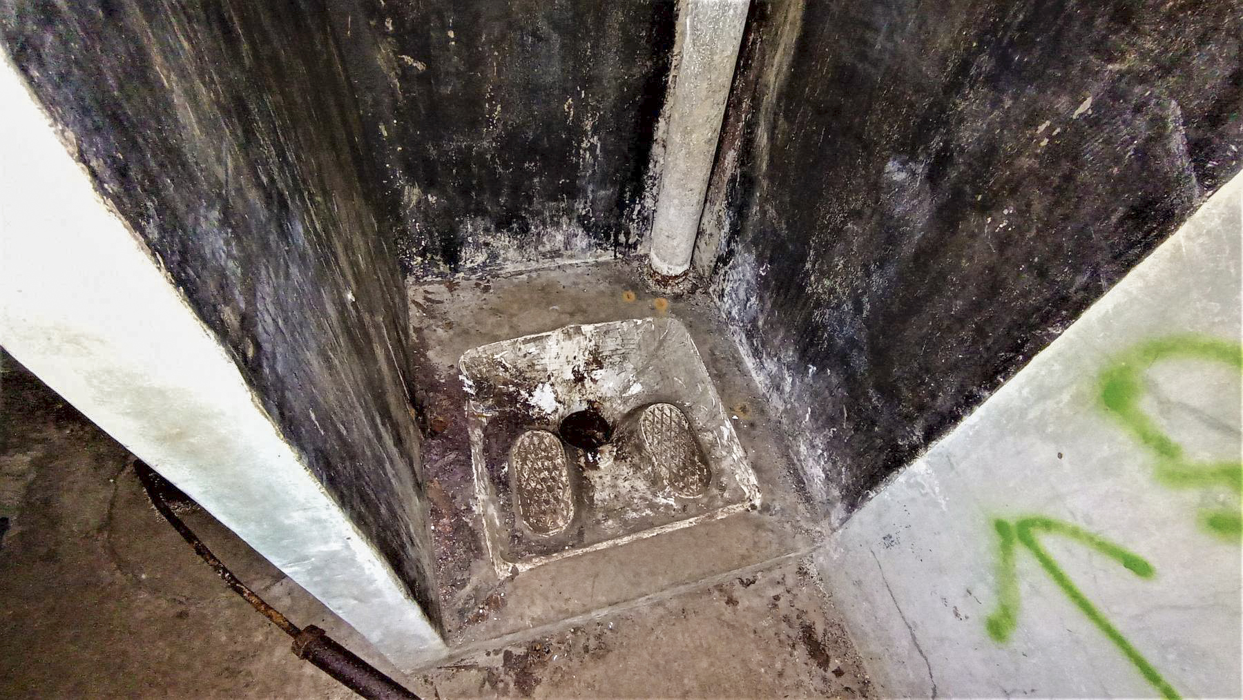 Ligne Maginot - PETIT REDERCHING - (Abri) - Latrine pour officiers. On devine l'agitateur de la fosse en bas à gauche de la photo.