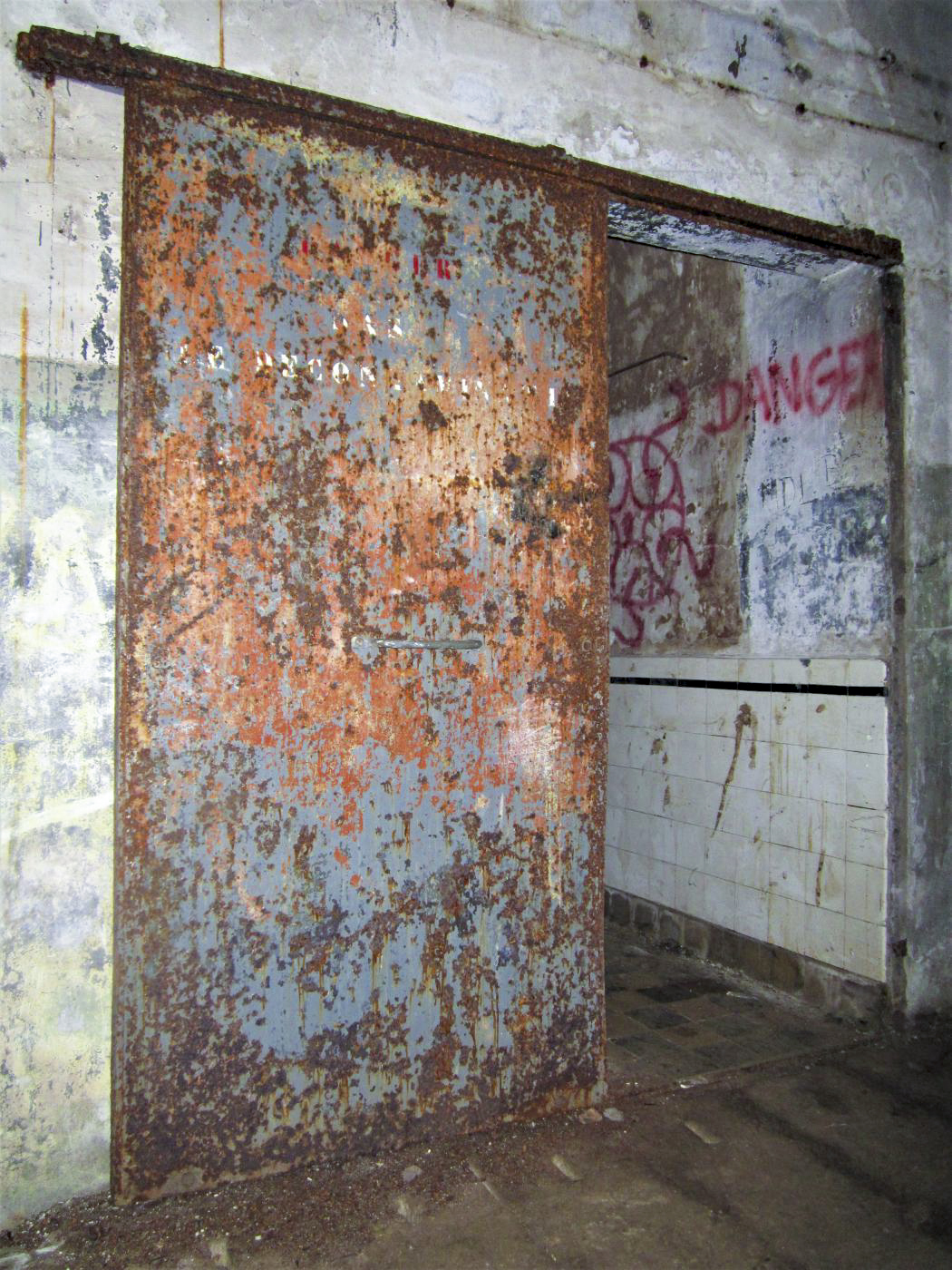 Ligne Maginot - PETIT REDERCHING - (Abri) - Entrée de l'usine (inscription 'danger - sas de décontamination')