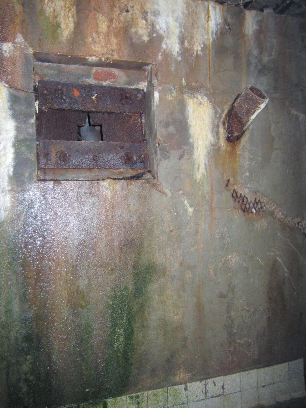 Ligne Maginot - HOCHWALD C5 - (Casemate d'infanterie) - Créneau FM et goulotte LG de défense de l'entrée