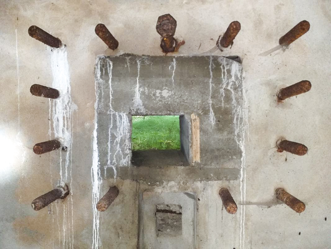 Ligne Maginot - SELTZBACH 6 - (Blockhaus pour arme infanterie) - Créneau mitrailleuse - détail de la 'réduction'